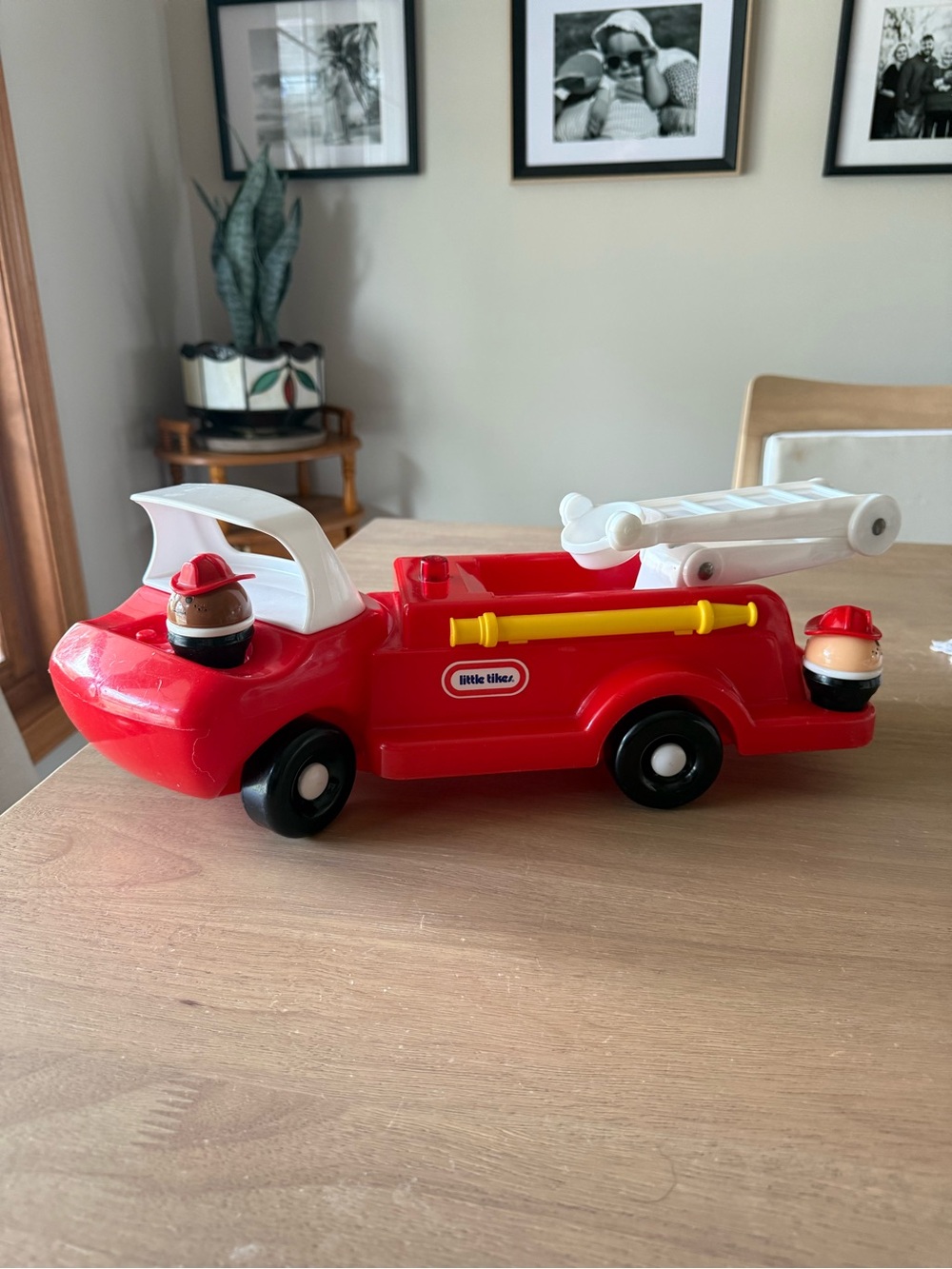 VTG 80s Little Tikes Toddle Tots Fire Truck and Ladder (includes 2 people) - Picture 6 of 6